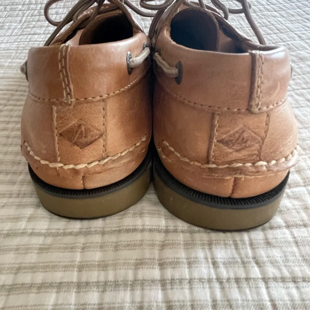 Sperry Men’s Tan Leather Boat Shoes with Contrast Laces